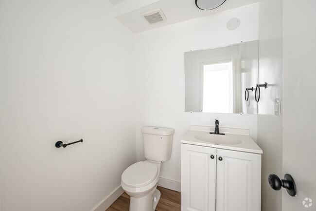 2BR, 1.5BA - 900SF - Secondary Bathroom - 1425 Stoneridge Ontario