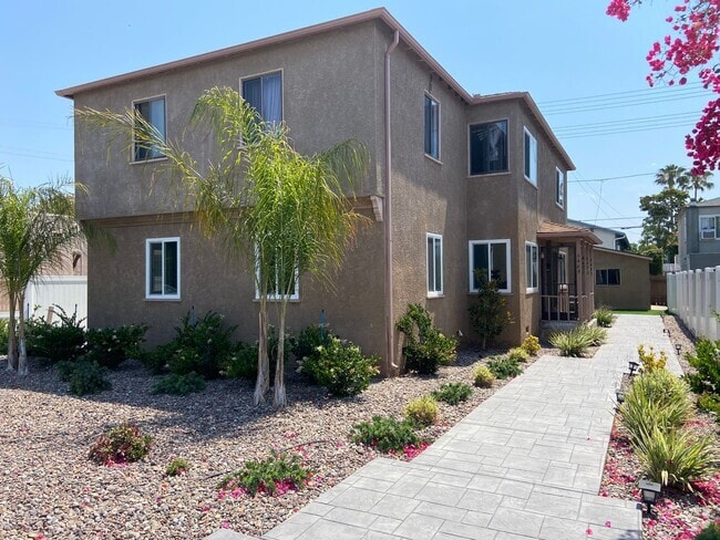 Building Photo - Remodeled 2 Bedroom in Kensington! Washer/... Unit 4469 Rental
