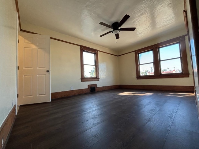 Photo - 526 W 49th St