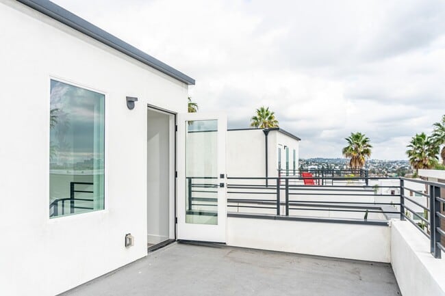 Building Photo - Beautiful Spacious Modern 3 Bedroom Townho... Unit 529 1/2 Rental