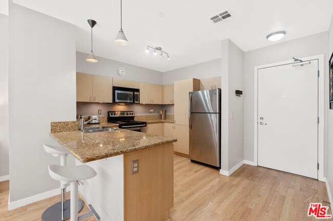 Photo - 630 W 6th St Unit 613