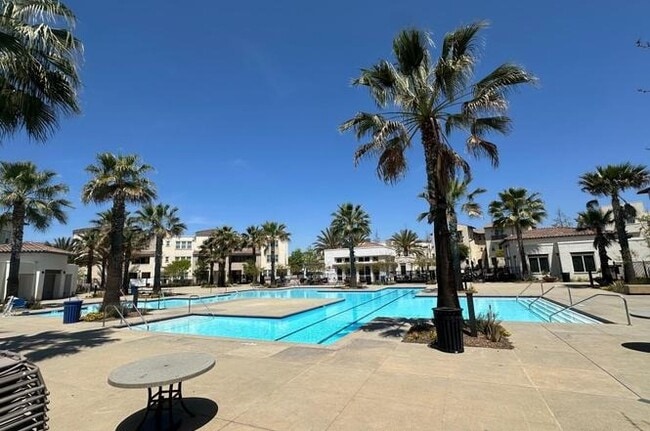 Building Photo - 5402 Sand Arch Ln Unit 198