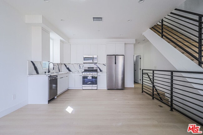 Photo - 11816 Gilmore St