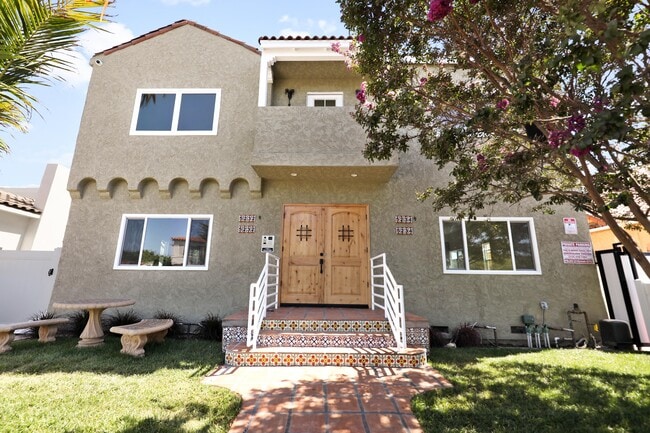 Building Photo - 5232 W 20th St Unit Half