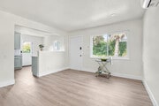 Lots of natural light - 9213 Earl St House