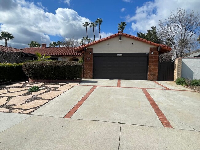 Building Photo - Stunning 3b/2b home with views of the golf course