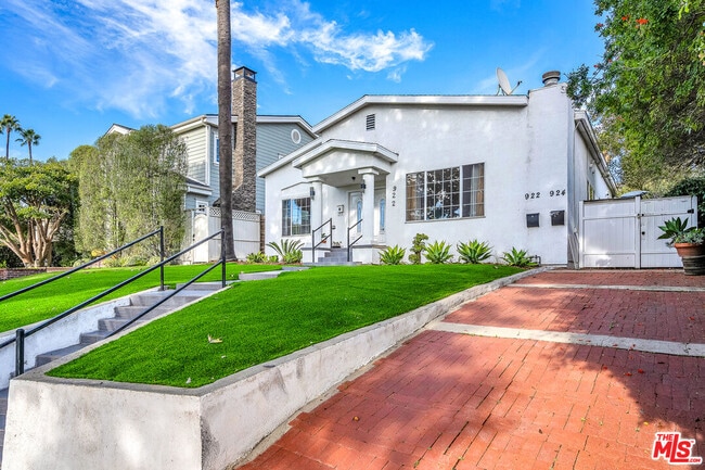 Building Photo - 922 S Bundy Dr
