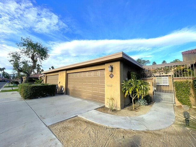 Building Photo - COMING SOON!  3 Bedroom 2 Bathroom Condo in Sunrise Country Club