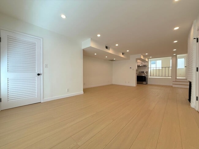 Photo - Newly-Updated 1 Bedroom Apartment with Laundry In-Unit in West Hollywood Unit 05