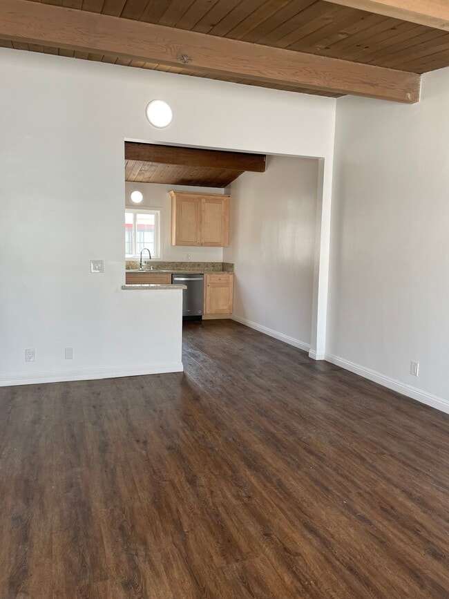 Building Photo - 2215 Mathews Ave Unit 2