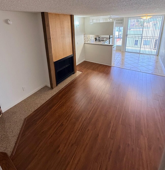 Apt. 31 - Living area - 659 S Cloverdale Ave