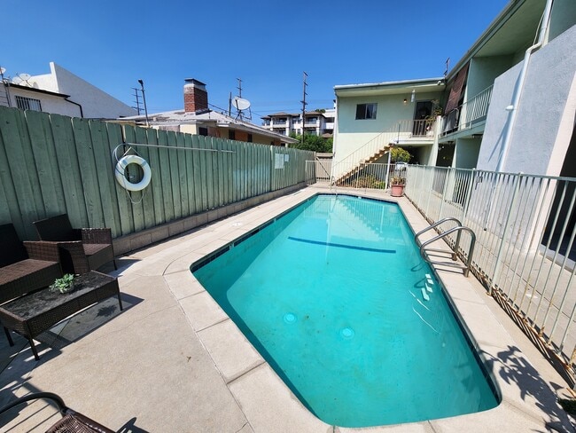 Building Photo - 12744 Moorpark St Unit 3