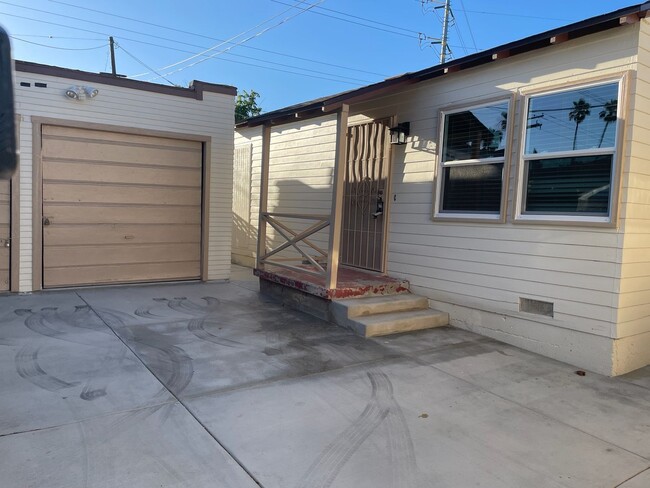 Building Photo - 4832-4834 Kansas St Unit 2