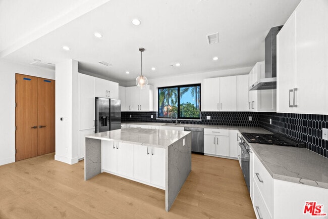 Building Photo - 8906 Sawyer St Rental