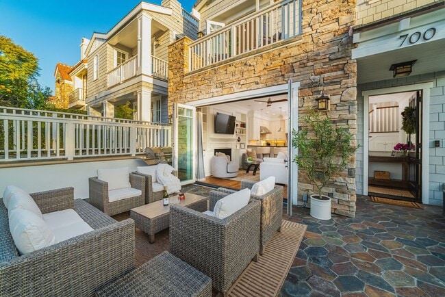 Photo - 700 Acacia Ave