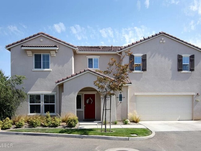 Building Photo - Stunning Briar Creek Home!
