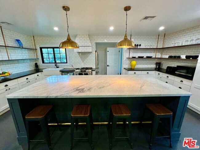 Photo - 16446 Moorpark St