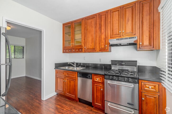 1BR, 1BA - 500SF - Kitchen - 7156-7160 Lexington Ave