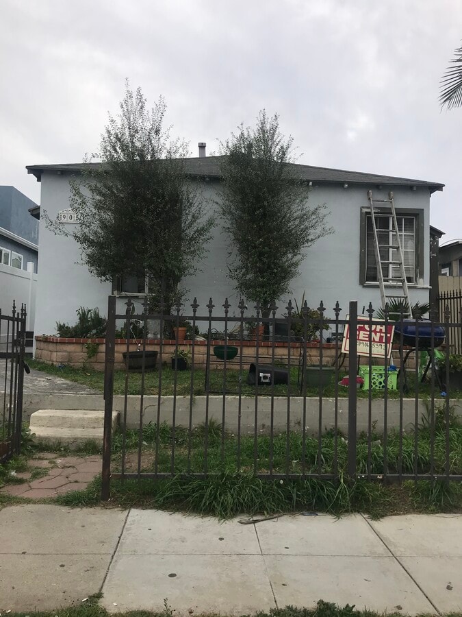 Front of Building - 905 Sartori Ave Unit B