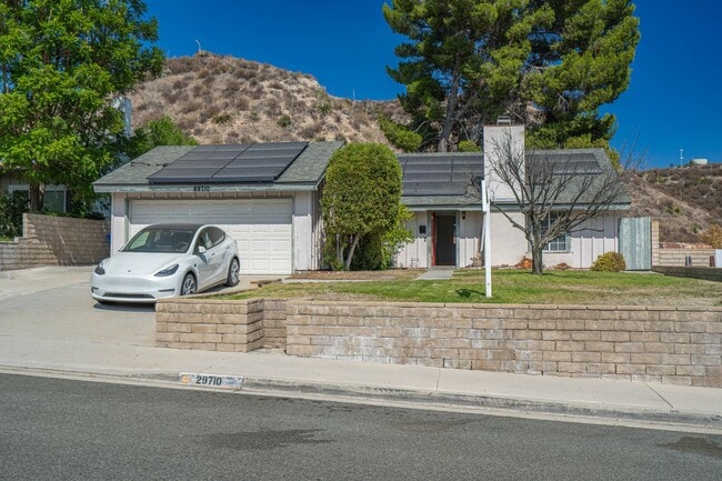 Building Photo - 3-Bedroom Single-Story Home with Private P...
