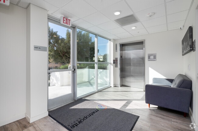 Lobby - 3524 Chesapeake Ave