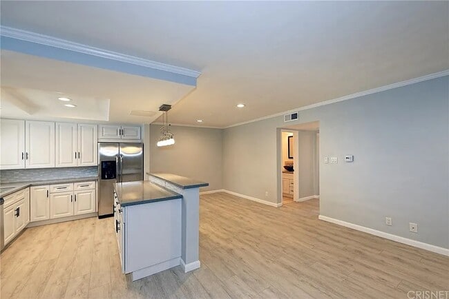 Building Photo - 4950 Louise Ave Unit 309