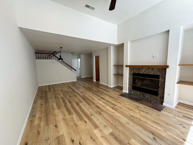 Photo - Eastlake : 2 bed, 2.5 bath vaulted ceiling...