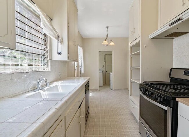 Photo - 5360 Clinton St