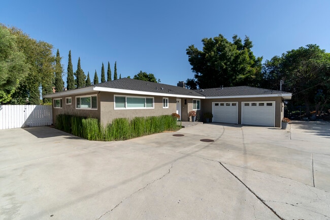 Photo - 129 E Loop Dr