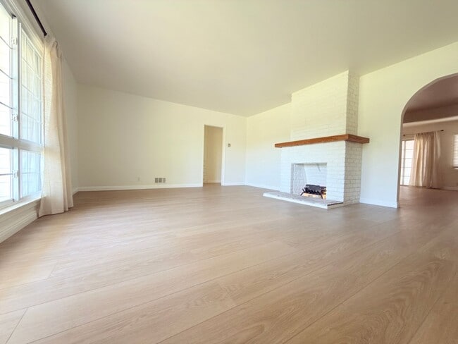 Photo - 8821 Aqueduct Ave