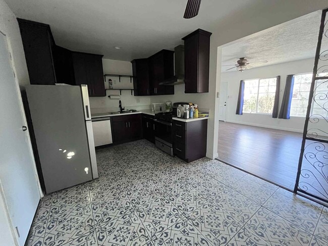 Photo - 3552 Whiteside St