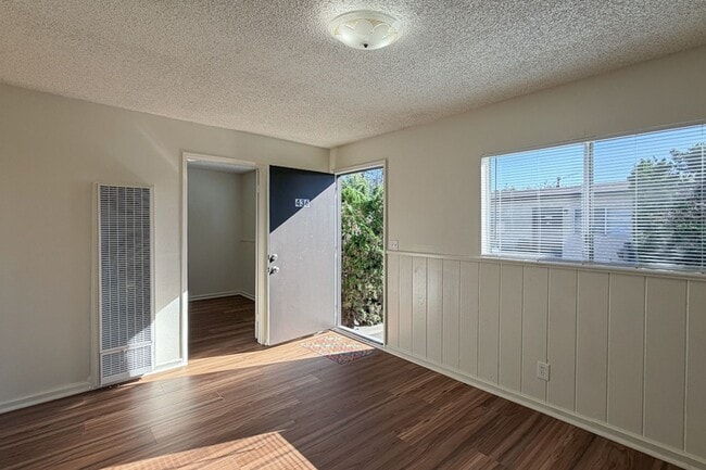 Photo - 424 Ponoma St