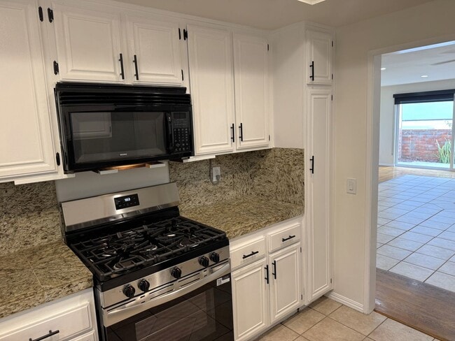 Photo - Fully Renovated, 2+2.5 spacious Santa Monica Townhouse Condo Unit 5