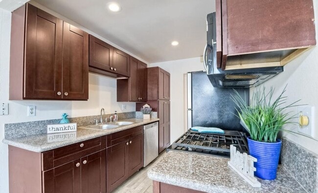 Photo - 440 Parkside Dr
