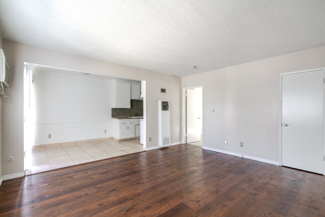 Photo - 320 E Del Mar Blvd