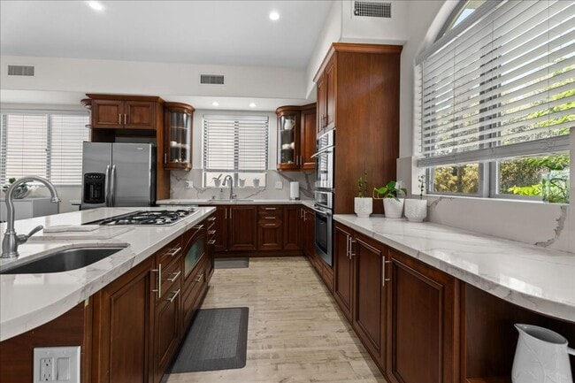 Photo - Spacious Tri-Level Townhome in Valley Village