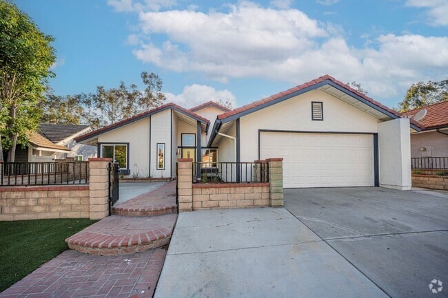 Building Photo - BEAUTIFULLY RENOVATED 4-BEDROOM HOME IN PH...