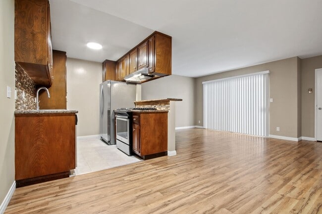 Photo - 1234 Wellesley Ave Apartment Unit 04