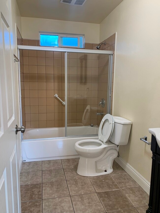 Photo - 652 E 75th St