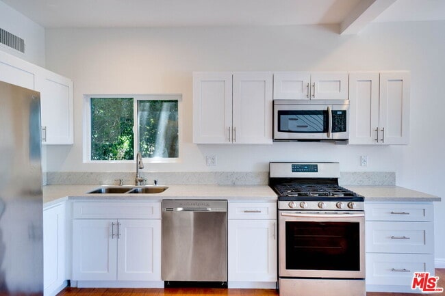 Photo - 1411 Cloverfield Blvd Unit B