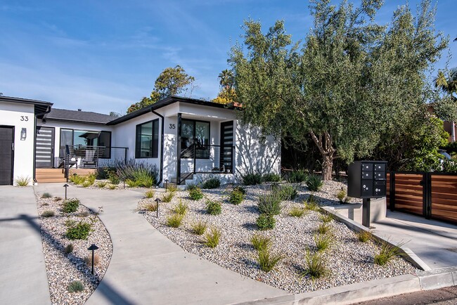 Building Photo - Live Oak 31-35 Unit Live Oak 31A