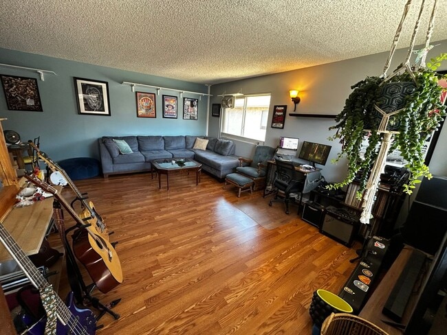 Building Photo - Adorable Upper Unit 4
