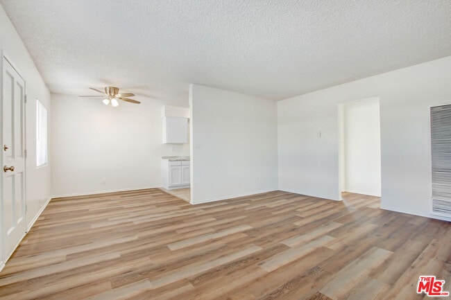 Building Photo - 14108 Doty Ave Unit 35