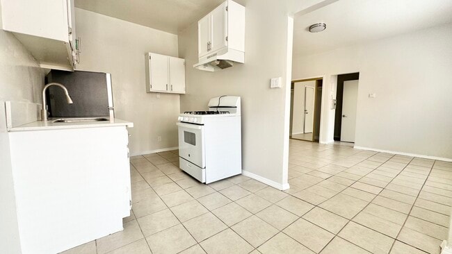 Building Photo - 5606 S Figueroa St Unit 14 Rental