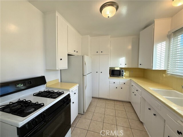 Photo - 665 S Lake Ave