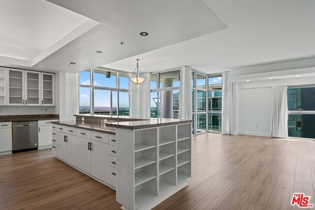 Building Photo - 13700 Marina Pointe Dr Unit 1916