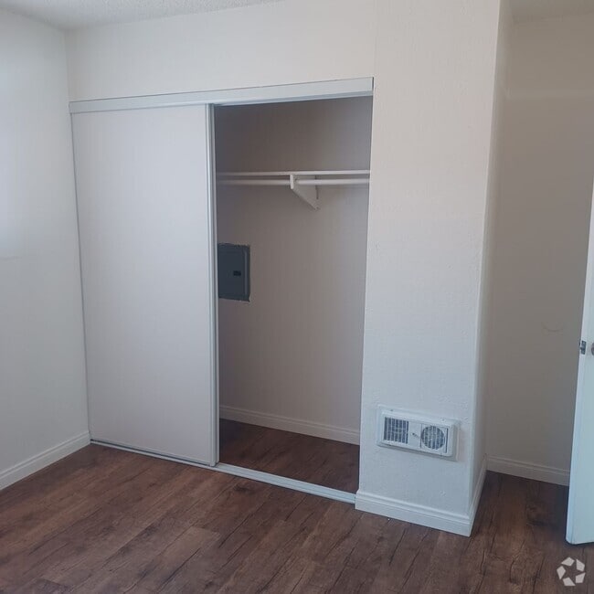 Building Photo - 2BDRM / 1 BATH CONDO Management Super Move...