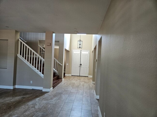 Building Photo - 410 Caliente Dr Rental