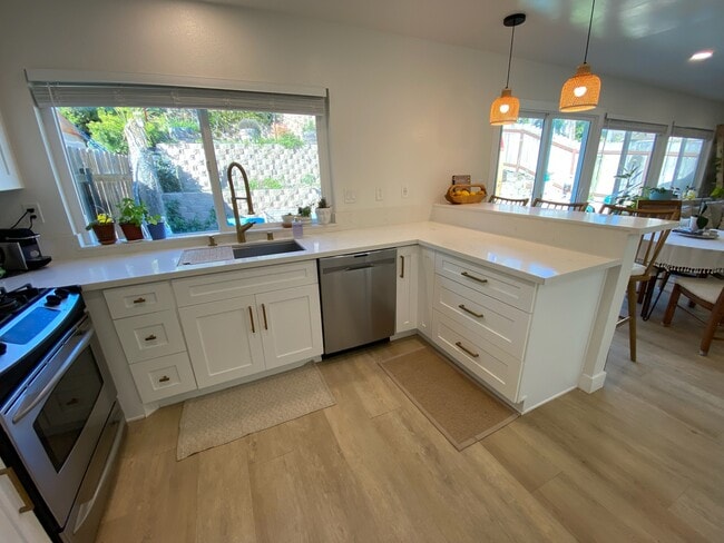 Photo - 970 Woodlake Dr