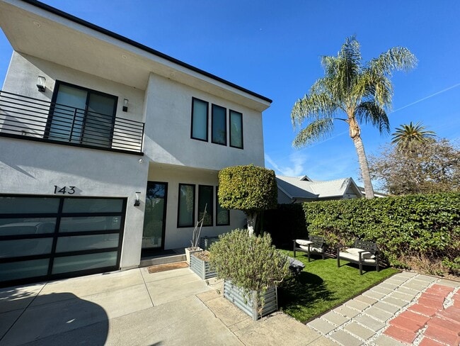Building Photo - Five Bedroom/Four Bathroom Luxury House in Koreatown